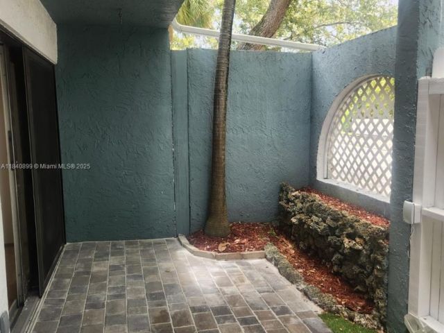 Дом в аренду по адресу 523 NE 38th St 6 - фото 6292829