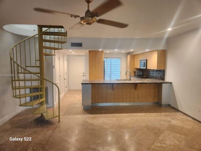 Дом в аренду по адресу 523 NE 38th St 6 - фото 6292831