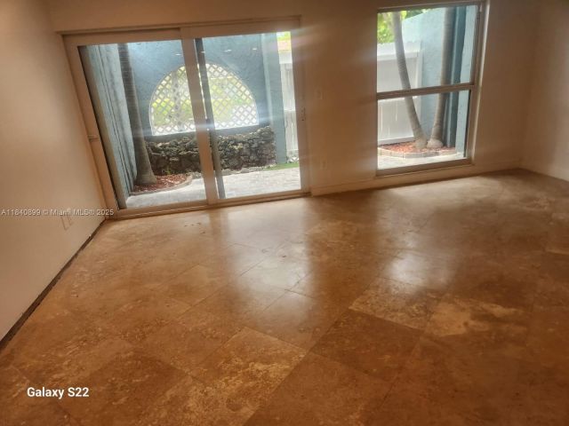 Дом в аренду по адресу 523 NE 38th St 6 - фото 6292832