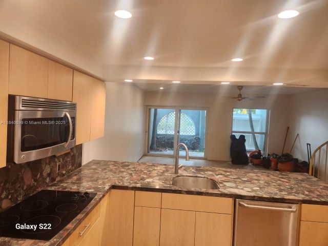 Дом в аренду по адресу 523 NE 38th St 6 - фото 6292833