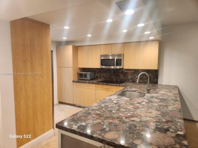 Дом в аренду по адресу 523 NE 38th St 6 - фото 6292836