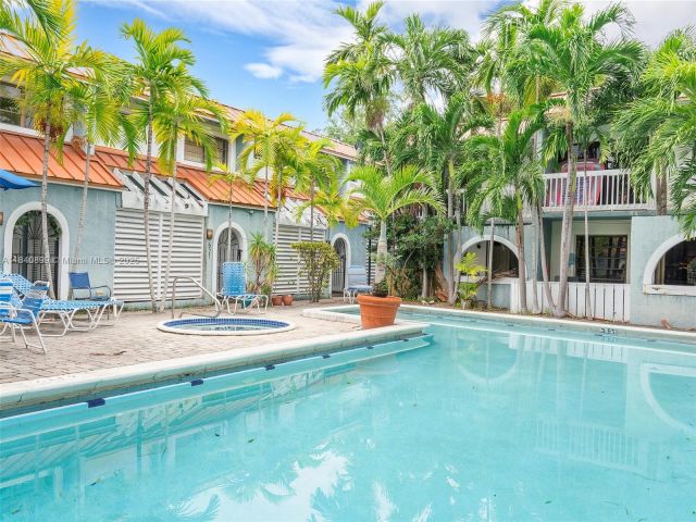 Дом в аренду по адресу 523 NE 38th St 6 - фото 6292841