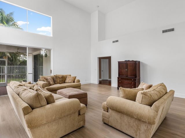 Продажа дома по адресу 17081 Newport Club Drive - фото 6318575