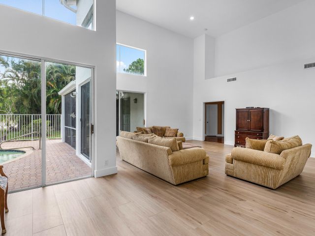 Продажа дома по адресу 17081 Newport Club Drive - фото 6318578