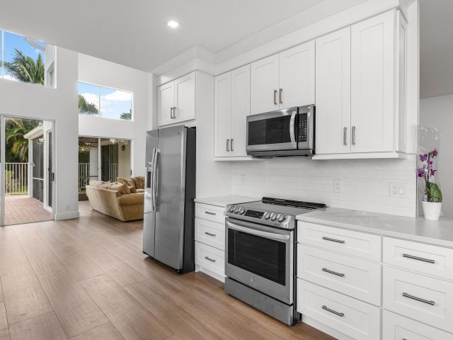 Продажа дома по адресу 17081 Newport Club Drive - фото 6318579