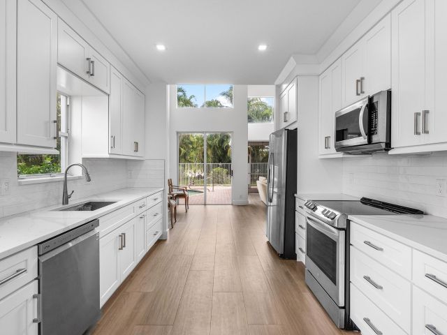 Продажа дома по адресу 17081 Newport Club Drive - фото 6318581