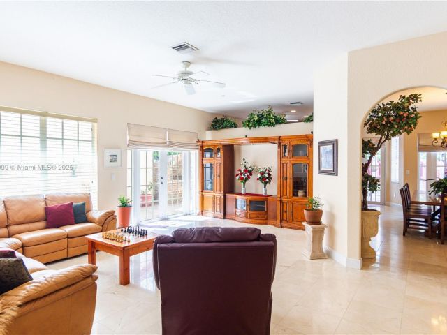 Продажа дома по адресу 10564 NW 57th St - фото 6293031