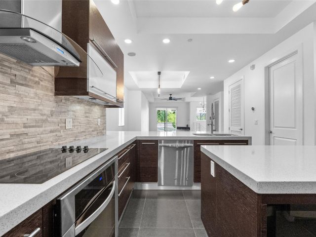 Продажа дома по адресу 801 SE 12th Court - фото 6293292