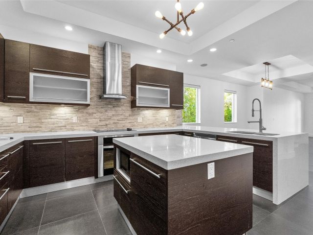 Продажа дома по адресу 801 SE 12th Court - фото 6293293