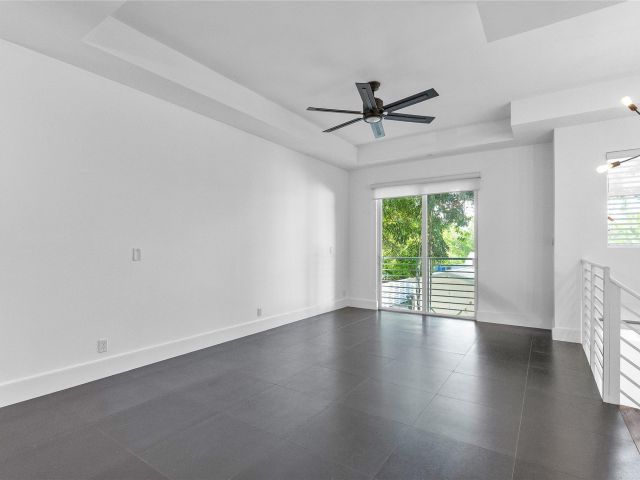 Продажа дома по адресу 801 SE 12th Court - фото 6293297