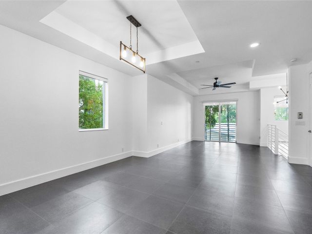 Продажа дома по адресу 801 SE 12th Court - фото 6293298