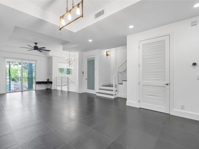 Продажа дома по адресу 801 SE 12th Court - фото 6293299