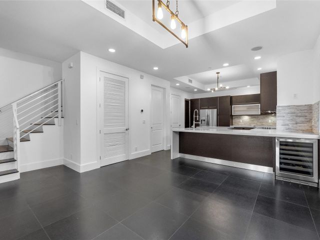 Продажа дома по адресу 801 SE 12th Court - фото 6293300