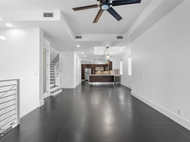 Продажа дома по адресу 801 SE 12th Court - фото 6293302