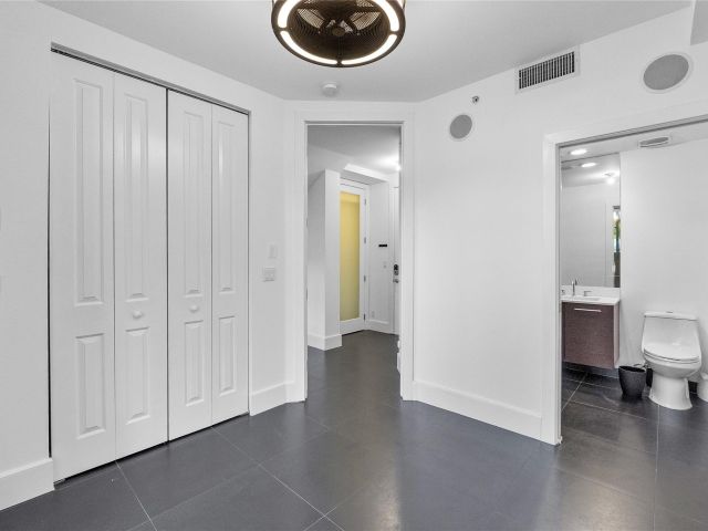 Продажа дома по адресу 801 SE 12th Court - фото 6293305