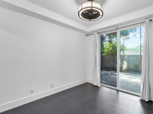 Продажа дома по адресу 801 SE 12th Court - фото 6293306