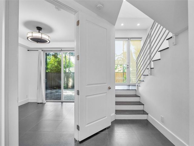 Продажа дома по адресу 801 SE 12th Court - фото 6293307