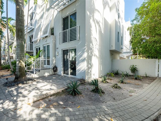 Продажа дома по адресу 801 SE 12th Court - фото 6293309