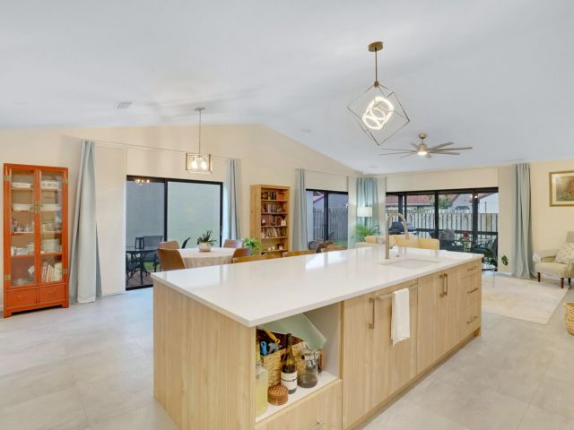 Дом в аренду по адресу 1740 NW 21st Court - фото 6316139