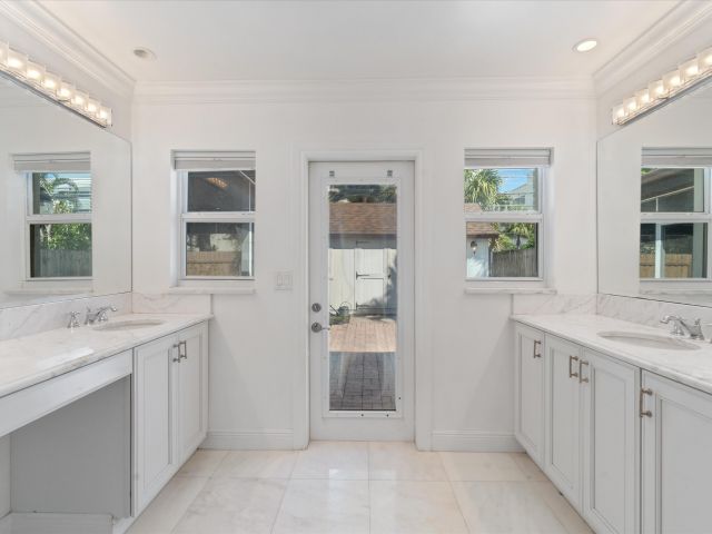 Дом в аренду по адресу 799 NW 7th Drive - фото 6318313