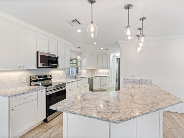 Дом в аренду по адресу 799 NW 7th Drive - фото 6318320