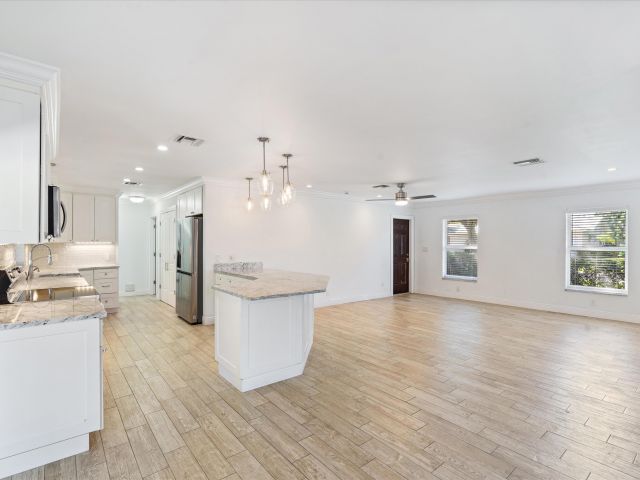 Дом в аренду по адресу 799 NW 7th Drive - фото 6318321