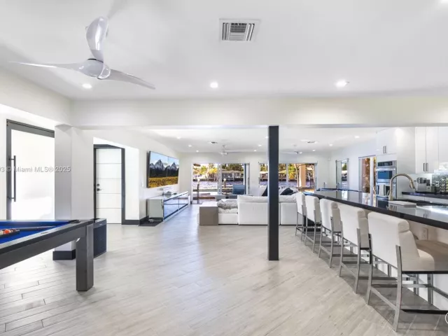 Дом в аренду по адресу 517 S Riverside Dr . - фото 6298199