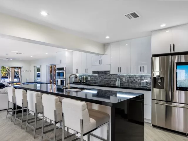 Дом в аренду по адресу 517 S Riverside Dr . - фото 6298200