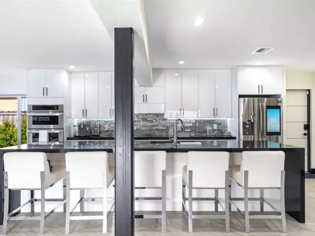 Дом в аренду по адресу 517 S Riverside Dr . - фото 6298201