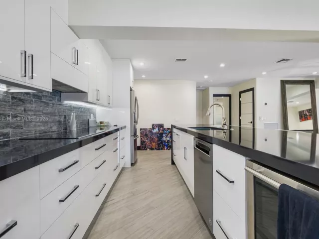 Дом в аренду по адресу 517 S Riverside Dr . - фото 6298202