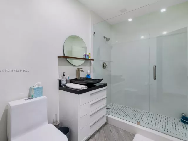 Дом в аренду по адресу 517 S Riverside Dr . - фото 6298203