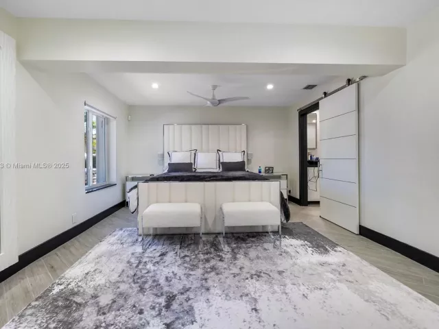 Дом в аренду по адресу 517 S Riverside Dr . - фото 6298206