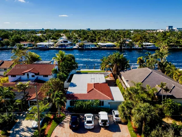 Дом в аренду по адресу 517 S Riverside Dr . - фото 6298190