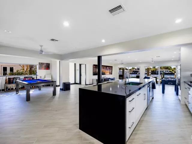 Дом в аренду по адресу 517 S Riverside Dr . - фото 6298191