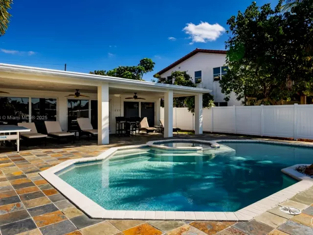 Дом в аренду по адресу 517 S Riverside Dr . - фото 6298192