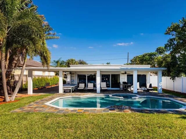 Дом в аренду по адресу 517 S Riverside Dr . - фото 6298193