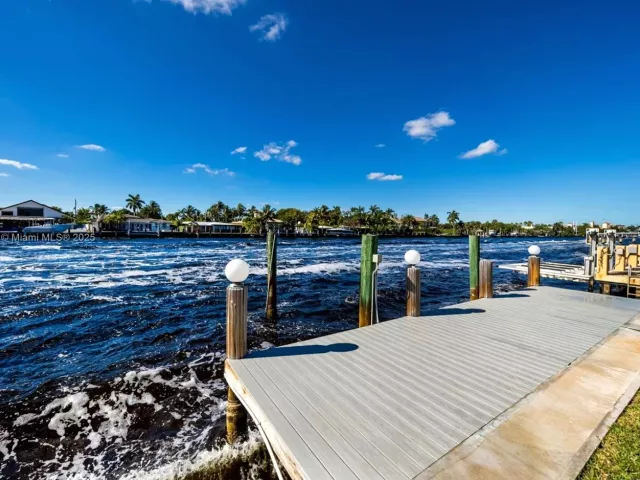 Дом в аренду по адресу 517 S Riverside Dr . - фото 6298194