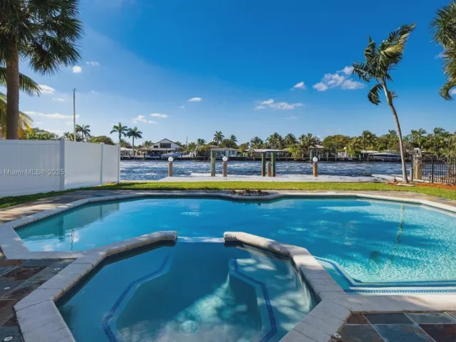 Дом в аренду по адресу 517 S Riverside Dr . - фото 6298195