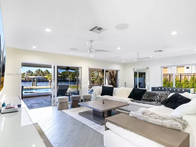 Дом в аренду по адресу 517 S Riverside Dr . - фото 6298196