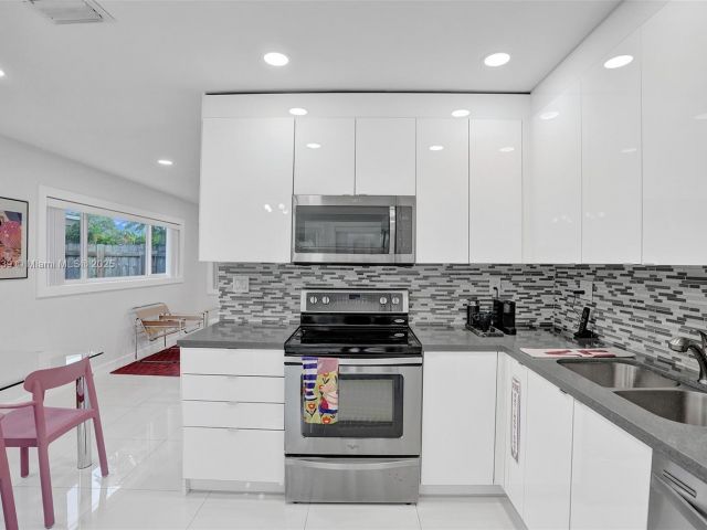 Продажа дома по адресу 1605 NW 7th Ter - фото 7483596