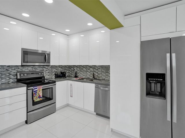 Продажа дома по адресу 1605 NW 7th Ter - фото 7483598