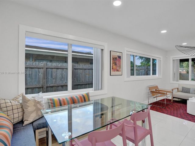 Продажа дома по адресу 1605 NW 7th Ter - фото 7483606