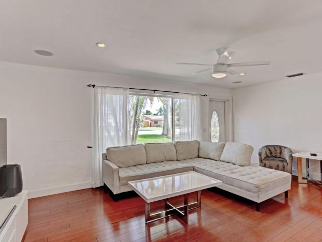 Дом в аренду по адресу 7115 Venetian Way - фото 6299396