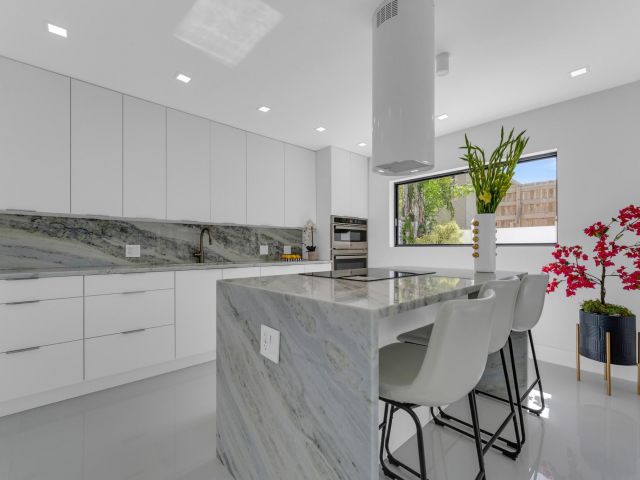 Продажа дома по адресу 2724 N Ocean Boulevard - фото 6579803