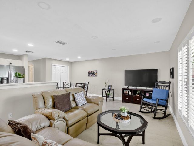 Продажа дома по адресу 6210 Adriatic Way - фото 6301788