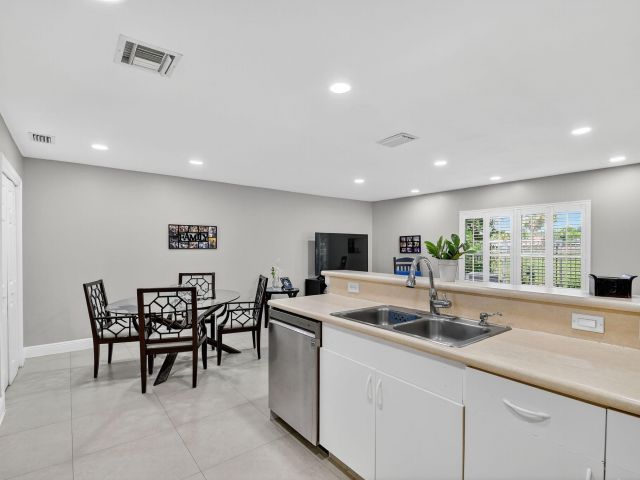 Продажа дома по адресу 6210 Adriatic Way - фото 6301794