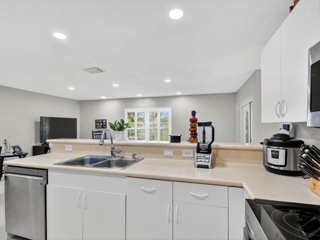 Продажа дома по адресу 6210 Adriatic Way - фото 6301795