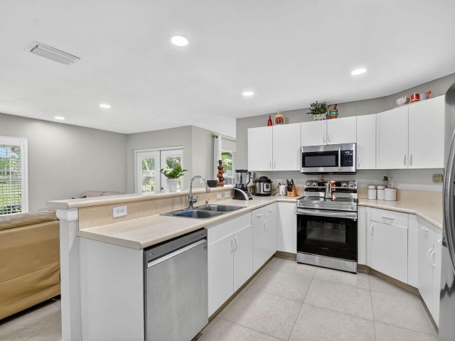 Продажа дома по адресу 6210 Adriatic Way - фото 6301796