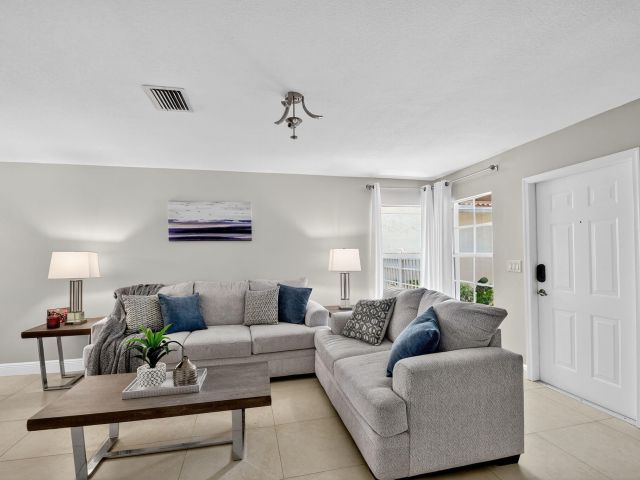 Продажа дома по адресу 6210 Adriatic Way - фото 6301800