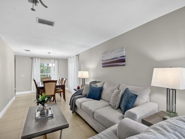 Продажа дома по адресу 6210 Adriatic Way - фото 6301801